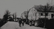 Hostinec (v popředí) a budova č.p. 21, která se dochovala do dnešní doby; počátek 20. stol	                          zdroj:www.zanikleobce.cz